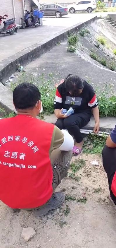 90后女子逃婚4年在坟场流浪，父亲曾悬赏10万苦寻