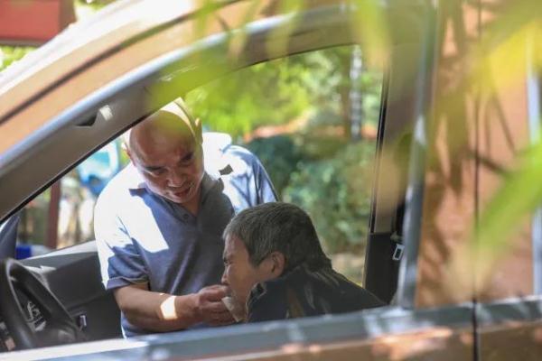 男子与母亲同住一个卧室28年…真相泪崩