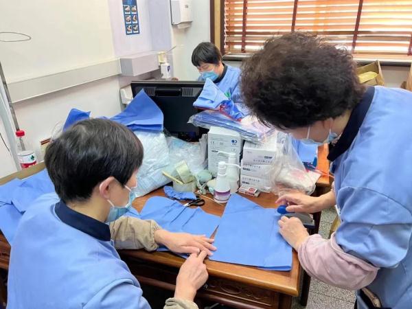 这些大白，用上了特制“爬楼”包