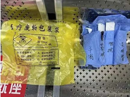 这些大白，用上了特制“爬楼”包