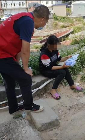 90后女子逃婚4年在坟场流浪，父亲曾悬赏10万苦寻