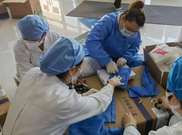 这些大白，用上了特制“爬楼”包