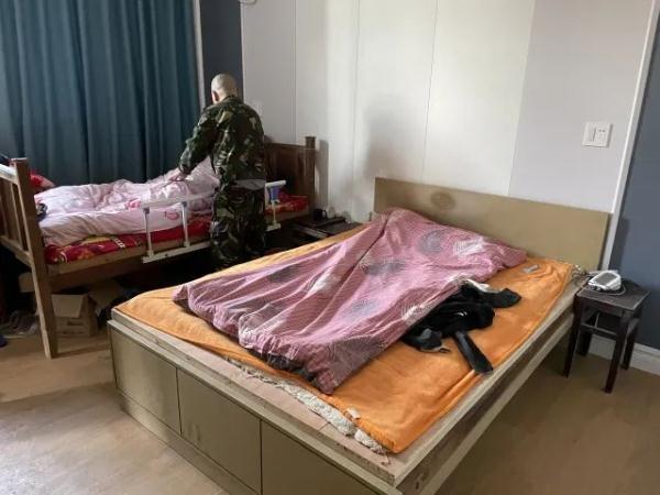 男子与母亲同住一个卧室28年…真相泪崩