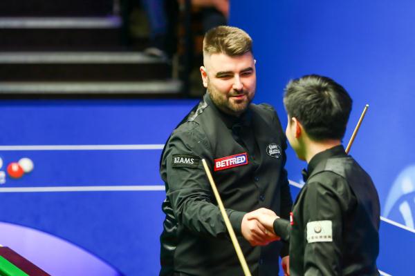 赵心童轻松晋级斯诺克世锦赛16强，赛后为大哥丁俊晖鼓劲