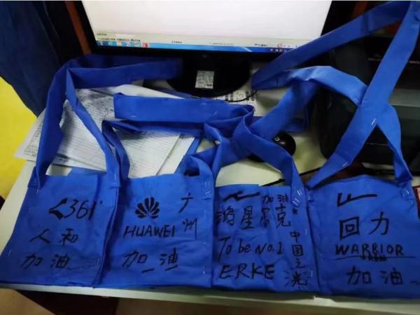 这些大白，用上了特制“爬楼”包