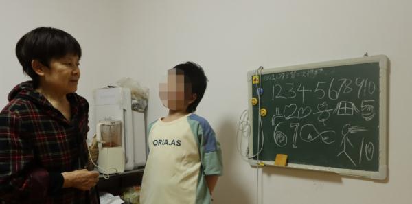 心疼!9岁女孩写下的100多个字,让人忍不住泪崩了…… 心疼!9岁女孩写下的100多个字,让人忍不住泪崩了……