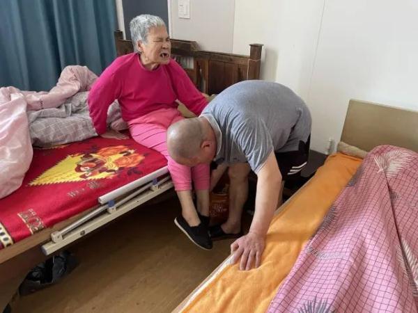 男子与母亲同住一个卧室28年…真相泪崩