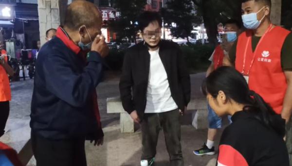 90后女子逃婚4年在坟场流浪，父亲曾悬赏10万苦寻