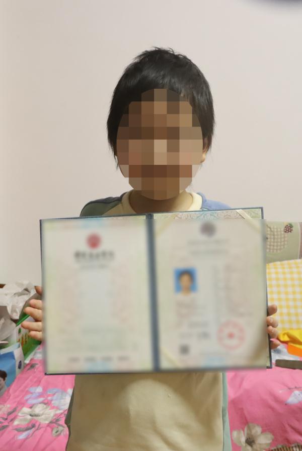 心疼!9岁女孩写下的100多个字,让人忍不住泪崩了…… 心疼!9岁女孩写下的100多个字,让人忍不住泪崩了……