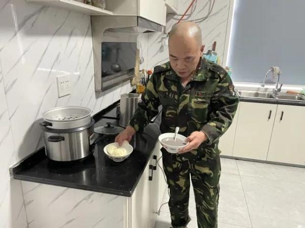 男子与母亲同住一个卧室28年…真相泪崩