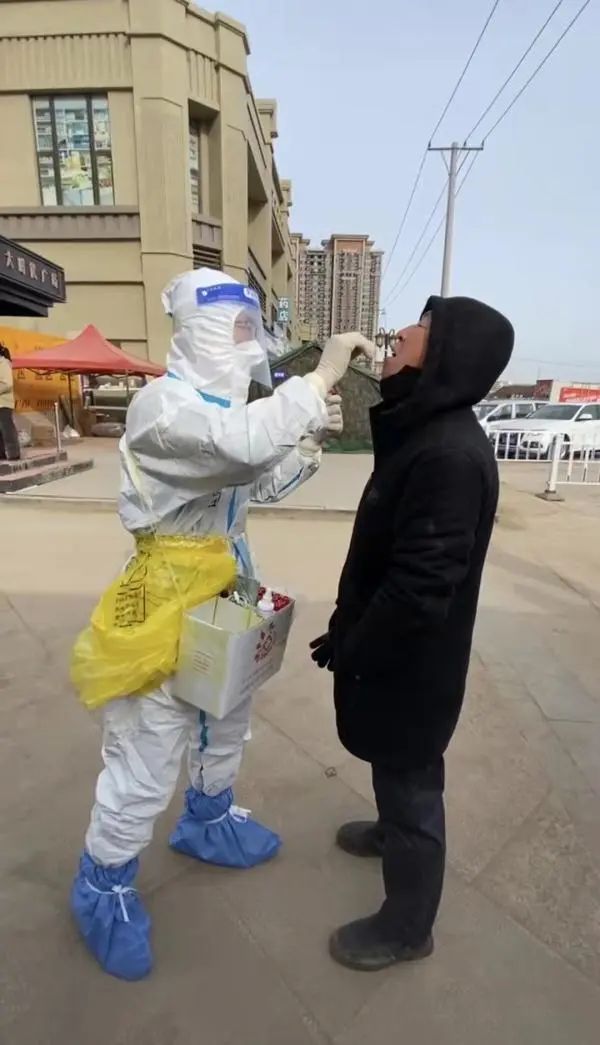 这些大白，用上了特制“爬楼”包
