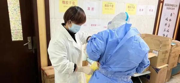 这些大白，用上了特制“爬楼”包