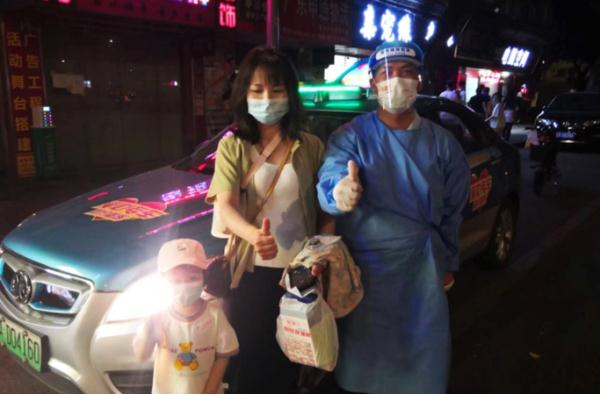 “小朋友向我敬礼致谢！”24小时免费接送的“的哥”，好样的！