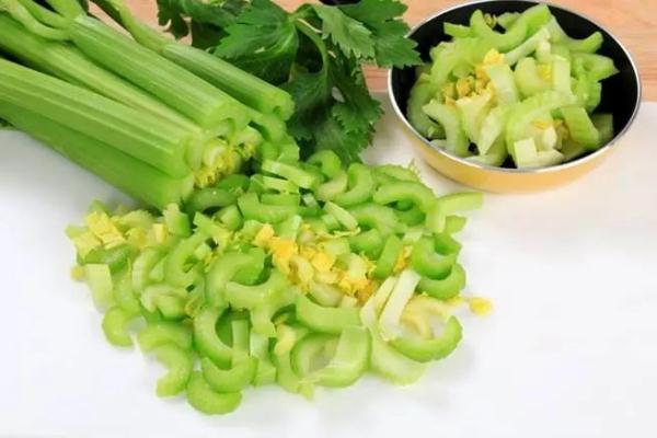 扩散提醒：最伤血管的，是吸烟！这种蔬菜，可预防心血管疾病→