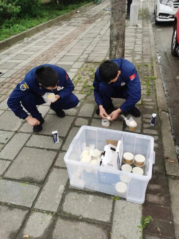 “我们背着40斤重的喷雾器，走进这些阳性感染者的家门”