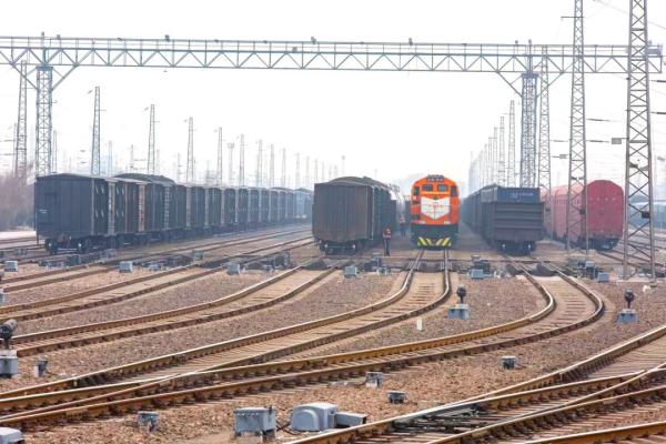 山海关站满载6000余吨粮食,钢材等物资货运列车由沈阳机务段张然驾驶