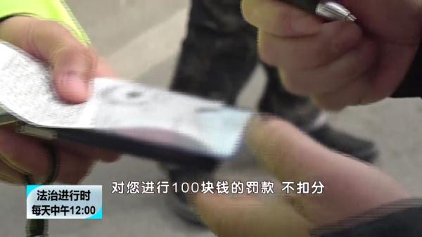 这辆金杯车装满了石头、另一辆装满了水桶，北京交警：你们真能装