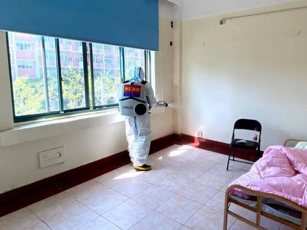 “我们背着40斤重的喷雾器，走进这些阳性感染者的家门”