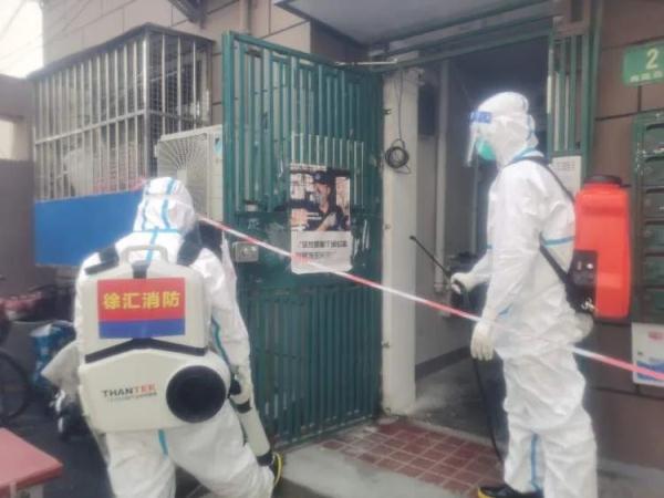 “我们背着40斤重的喷雾器，走进这些阳性感染者的家门”