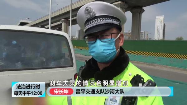 这辆金杯车装满了石头、另一辆装满了水桶，北京交警：你们真能装