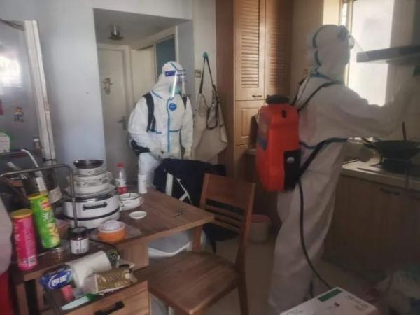 “我们背着40斤重的喷雾器，走进这些阳性感染者的家门”