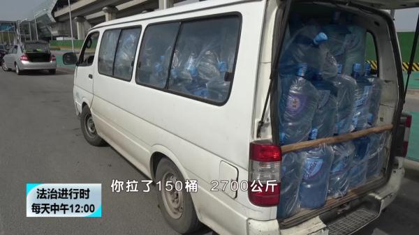 这辆金杯车装满了石头、另一辆装满了水桶，北京交警：你们真能装