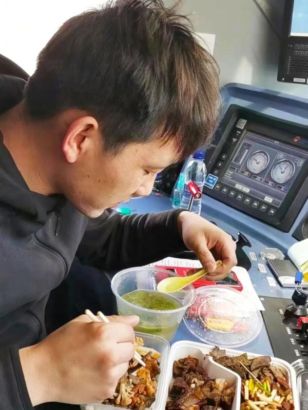 这个单位的火车司机为何连续七天不下车