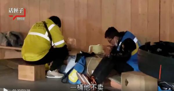 上海外卖小哥在桥洞下打地铺？吃住有点难，也有开心事…饿了么、美团最新回应