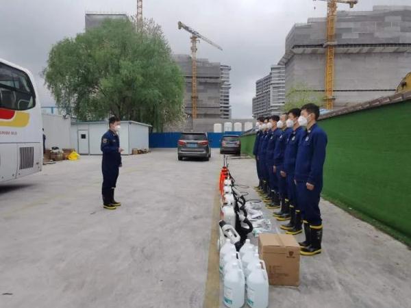 “我们背着40斤重的喷雾器，走进这些阳性感染者的家门”