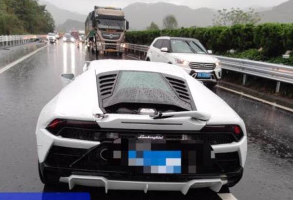 杭州高速上，兰博基尼突然冲向护栏！车头撞成这样……