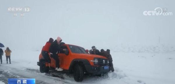 【凡人微光】群众遇大雪封路被困茫茫雪山 4名官兵出手了