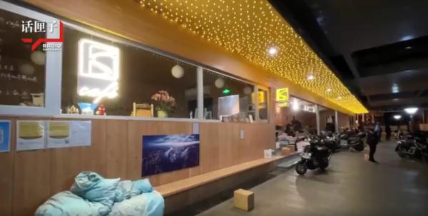 上海外卖小哥在桥洞下打地铺？吃住有点难，也有开心事…饿了么、美团最新回应