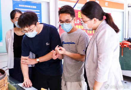 暖心!曾言崩溃的深圳包子店老板的重绽笑容 暖心!曾言崩溃的深圳包子店老板的重绽笑容