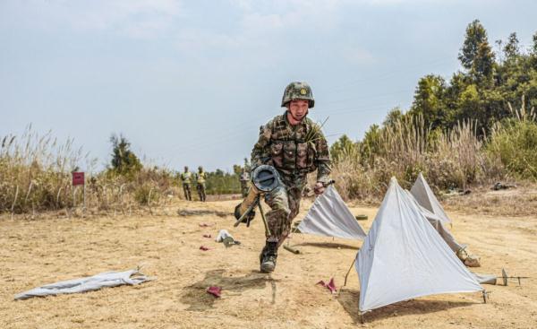 硝烟滚滚！单兵综合演练砺精兵