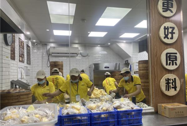 暖！广州白云区一汤包店免费送出超2000份早餐给抗疫人员