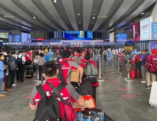 桥洞打地铺、睡商场的快递外卖员，现在有地方住了吗？