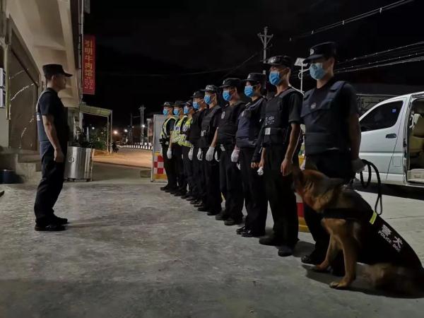 警犬在它的退役现场做了一个动作，让人瞬间泪目……