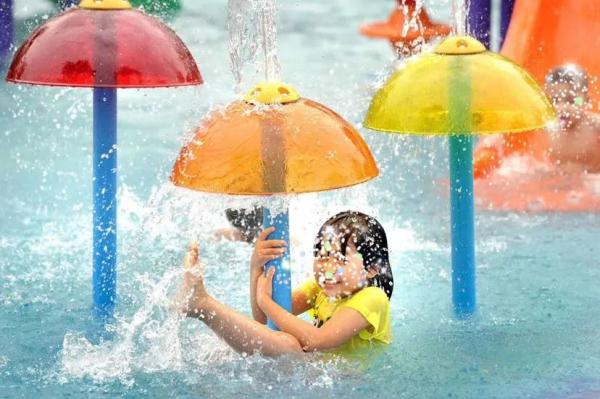 2岁女童游乐园摔伤，下唇缝了15针，谁担责？