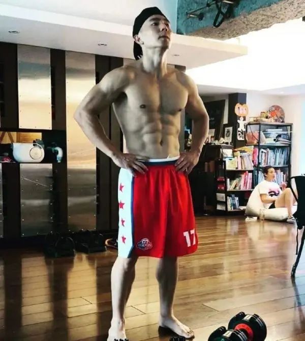 全网都等着刘畊宏“批作业”，为什么会突然爆火？
