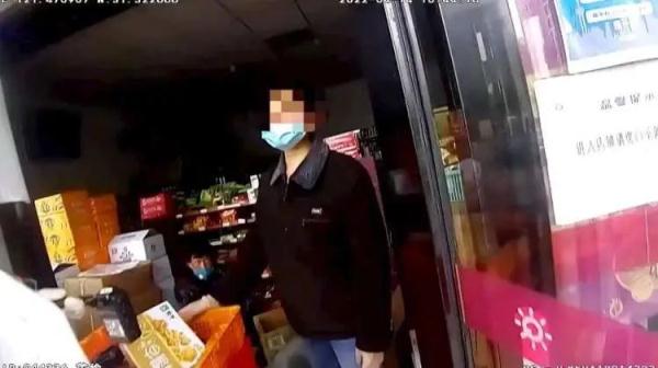 上海男子冒充“大白”溜出小区开店营业,被抓现行 上海男子冒充“大白”溜出小区开店营业,被抓现行