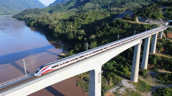 升级版“澜沧号”动车组列车在老挝投入使用