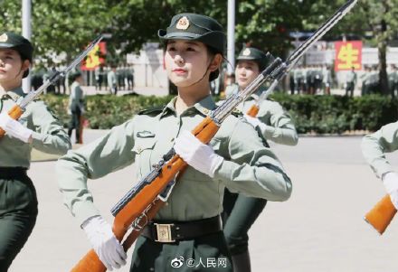 从三军仪仗队到大运会首位女旗手 从三军仪仗队到大运会首位女旗手