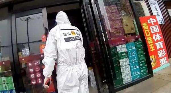 上海男子冒充“大白”溜出小区开店营业,被抓现行 上海男子冒充“大白”溜出小区开店营业,被抓现行