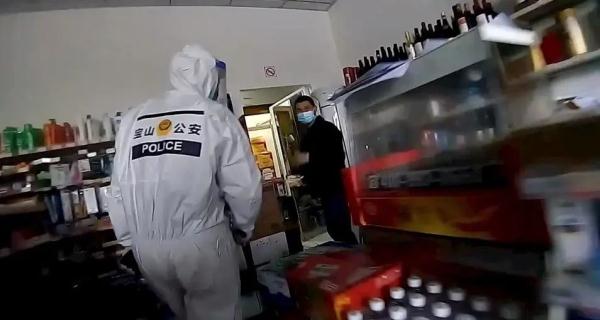 上海男子冒充“大白”溜出小区开店营业,被抓现行 上海男子冒充“大白”溜出小区开店营业,被抓现行