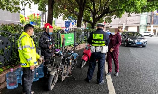 桶装水竟然是警车送来的！？背后原因很暖心……