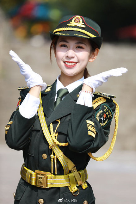 从三军仪仗队到大运会首位女旗手 从三军仪仗队到大运会首位女旗手