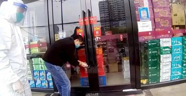 上海男子冒充“大白”溜出小区开店营业,被抓现行 上海男子冒充“大白”溜出小区开店营业,被抓现行