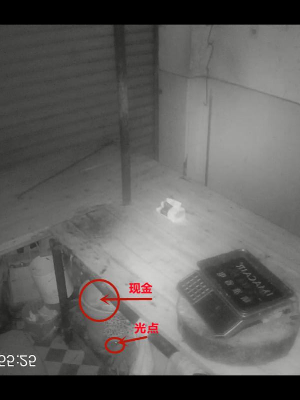 老鼠偷走肉铺店内1800多元，找到时在一轮胎里筑起了“金窝”
