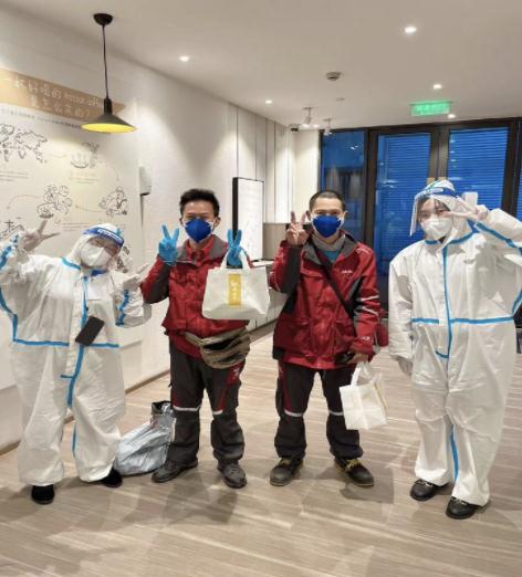 桥洞打地铺、睡商场的快递外卖员，现在有地方住了吗？