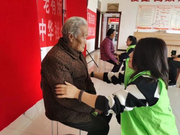 老有所忆!摄影师免费给2000多位农村老人拍照 老有所忆!摄影师免费给2000多位农村老人拍照